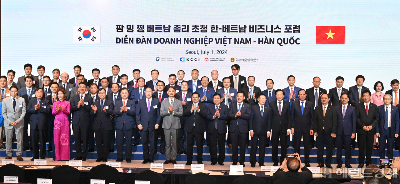안덕근(첫째줄 왼쪽 여덟번째) 산업통상자원부 장관과 팜 밍 찡(첫째줄 왼쪽 아홉번째) 베트남 총리가 지난달 1일 오전 서울 중구 롯데호텔 크리스탈볼룸에서 열린 한-베트남 비즈니스 포럼에서 내빈들과 함께 기념촬영을 하고 있다. 임세준 기자