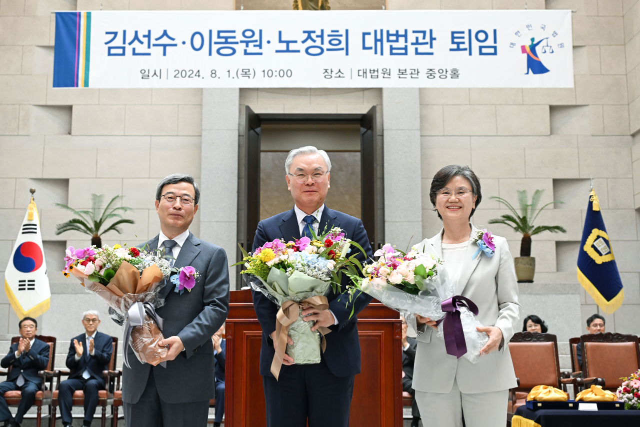 이동원(왼쪽부터), 김선수, 노정희 대법관이 1일 6년의 임기를 마치고 퇴임했다. [대법원 제공]