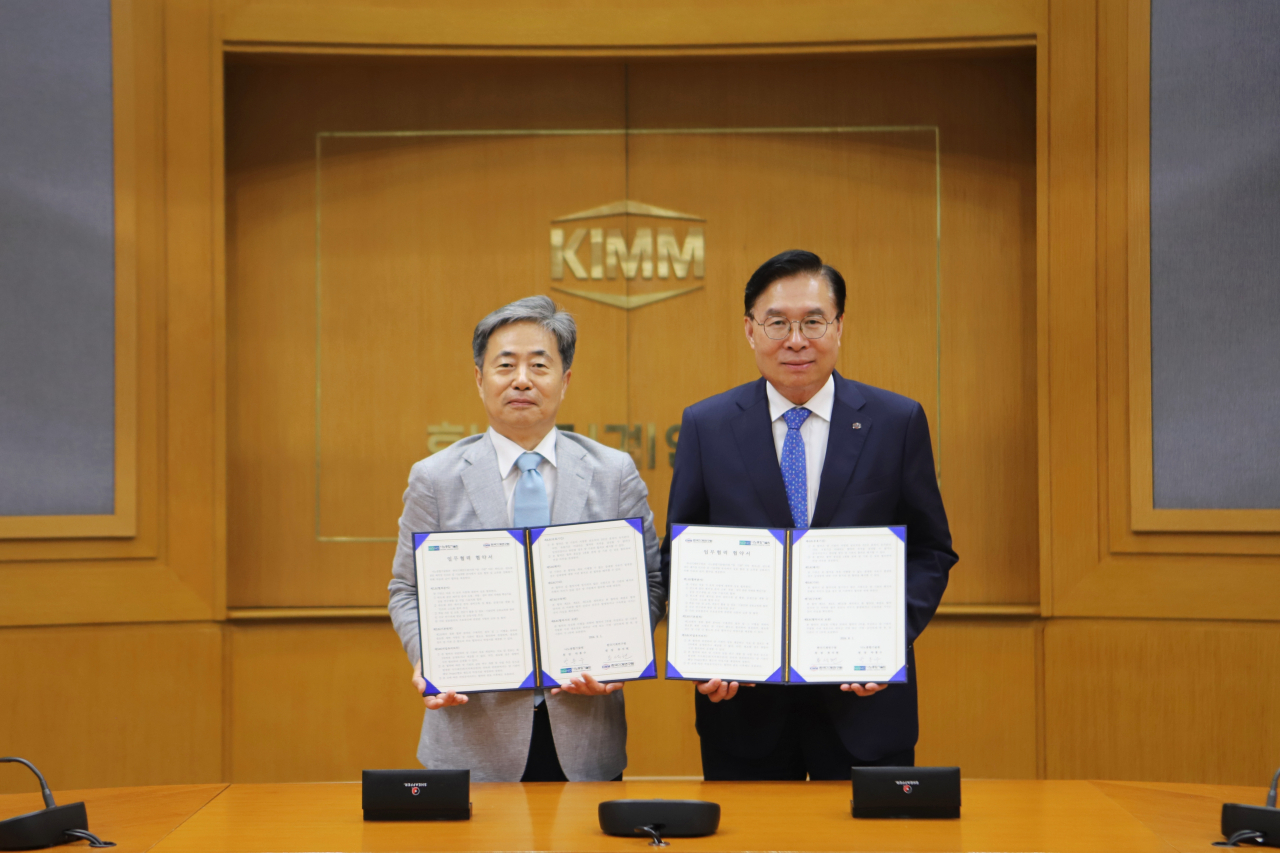 류석현(오른쪽) 한국기계연구원장과 박흥수 나노종합기술원장은 ‘반도체 첨단 패키징 인프라 및 기술 개발 분야 상호 협력과 교류 강화를 위한 업무협약’을 체결했다.[한국기계연구원 제공]