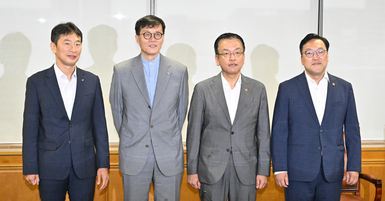 이복현(왼쪽부터) 금융감독원장, 이창용 한국은행 총재, 최상목 경제부총리 겸 기획재정부 장관, 김병환 금융위원장이 1일 오전 서울 중구 은행회관에서 열린 거시경제금융회의에서 기념촬영을 하고 있다. 임세준 기자