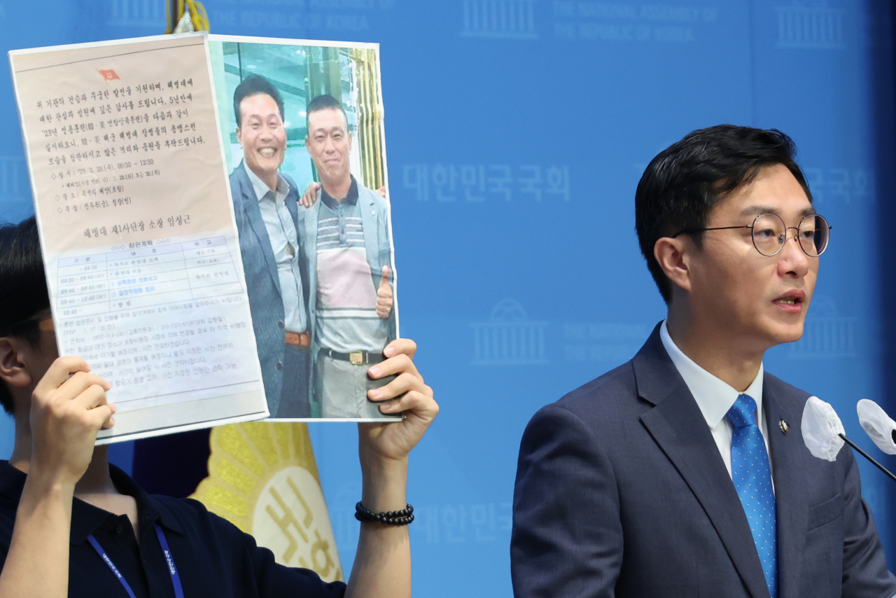 장경태 더불어민주당 의원이 지난달 28일 오전 국회 소통관에서 ‘임성근 전 해병대 1사단장 구명 로비’ 의혹과 관련해 김규현 변호사와 자신의 ‘제보 공작’을 제기한 권성동 국민의힘 의원의 주장을 반박하는 기자회견을 하고 있다. [연합]
