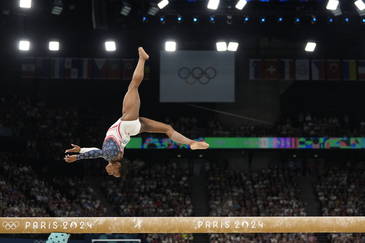 미국 시몬 바일스(Simone Biles)가 2024년 하계 올림픽 버시 아레나에서 열린 여자 기계체조 단체전 결승전에서 밸런스 빔 연기를 하고 있다. [AP]