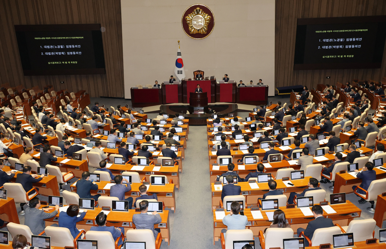 더불어민주당 소속 박범계 인사청문특별위원회 위원장이 1일 오후 열린 국회 본회의에서 노경필·박영재 대법관 후보자 임명동의안과 관련해 심사 보고를 하고 있다. [연합]