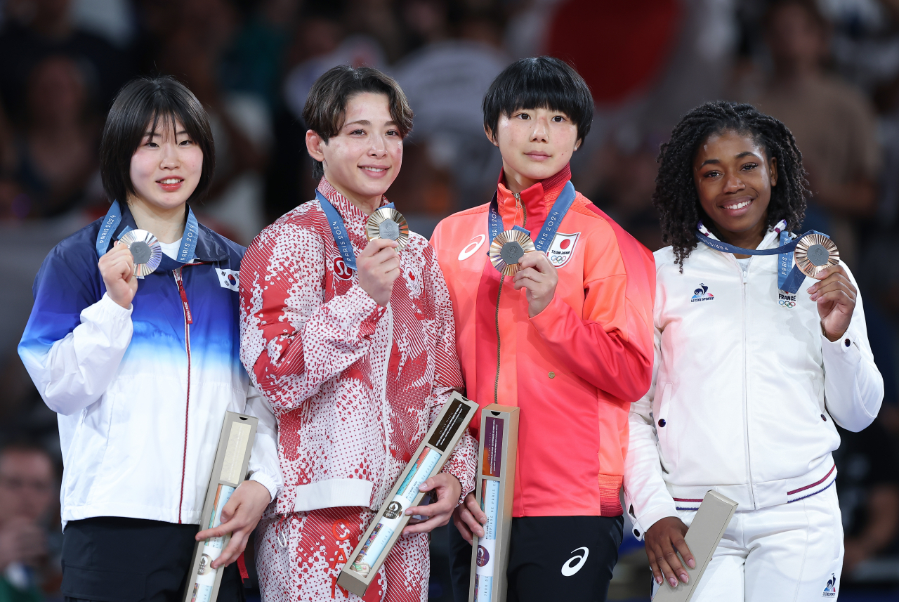 2024 파리 올림픽 유도 여자 57kg급에서 준우승을 차지한 허미미가 29일(한국시간) 프랑스 파리 아레나 샹드마르스에서 열린 시상식에서 메달을 들어보이고 있다.왼쪽부터 은메달 허미미·금메달 크리스타 데구치·동메달 후나쿠보 하루카·사라레오니 시지크. [연합]