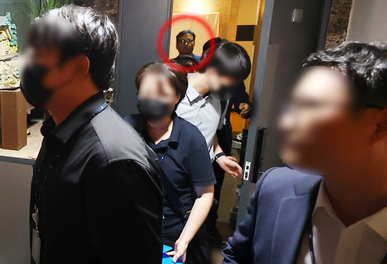 티몬과 위메프의 대규모 정산 지연 사태를 수사하는 검찰 관계자들이 1일 구영배 큐텐그룹 대표(빨간색 원 안) 자택 압수수색을 마친 뒤 압수품 박스를 들고 떠나고 있다. [연합]