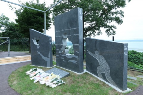 First monument erected at border to honor N. Korean defectors