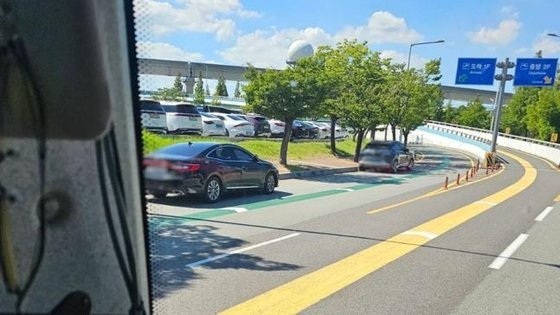 이러고 해외여행 갔다고?…공항 진입로에 역대급 ‘민폐 주차’ [여車저車]