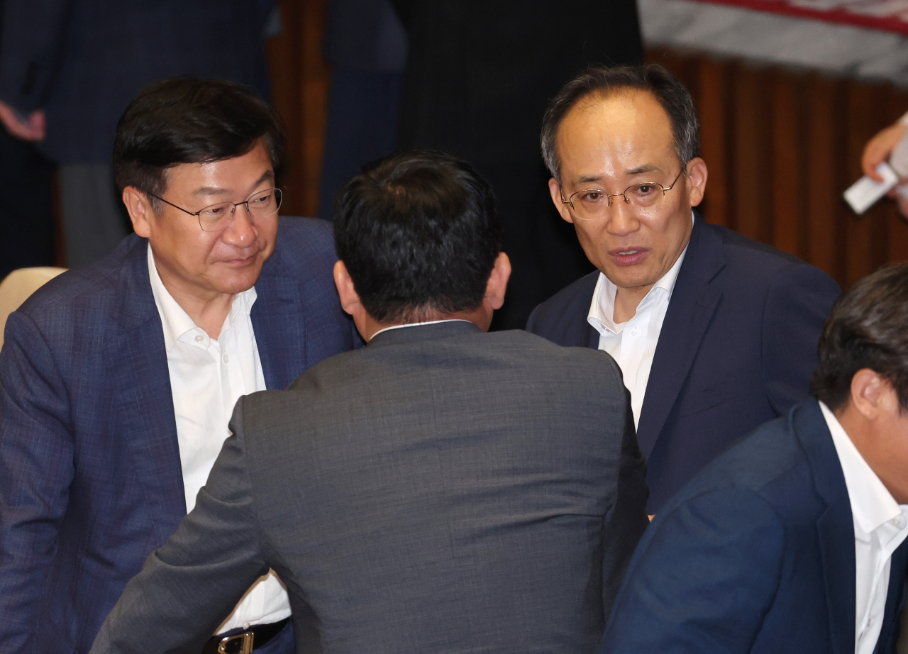 추경호 국민의힘 원내대표(오른쪽)와 정점식 정책위의장(왼쪽)이 1일 오후 열린 국회 본회의에서 동료 의원들과 대화하고 있다. [연합]