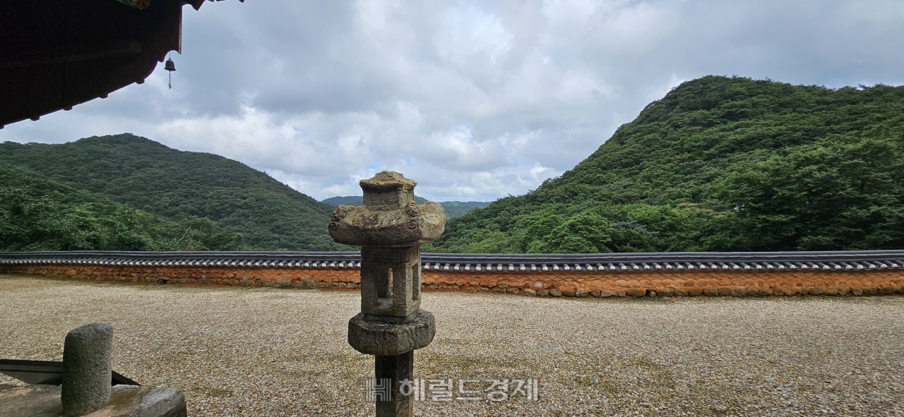 목우암 극락보전 앞 석등