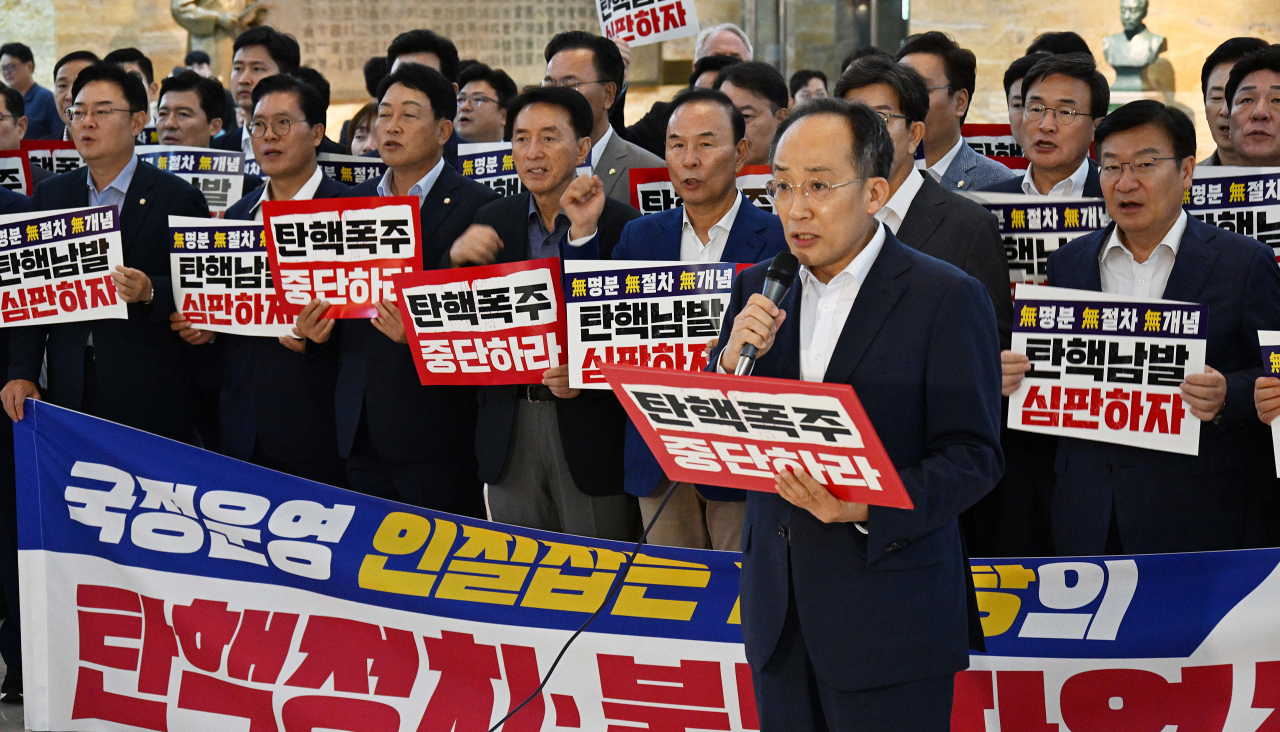 추경호 국민의힘 원내대표가 1일 오후 서울 여의도 국회 로텐더홀 앞에서 본회의를 앞두고 더불어민주당을 규탄하고 있다. 임세준 기자
