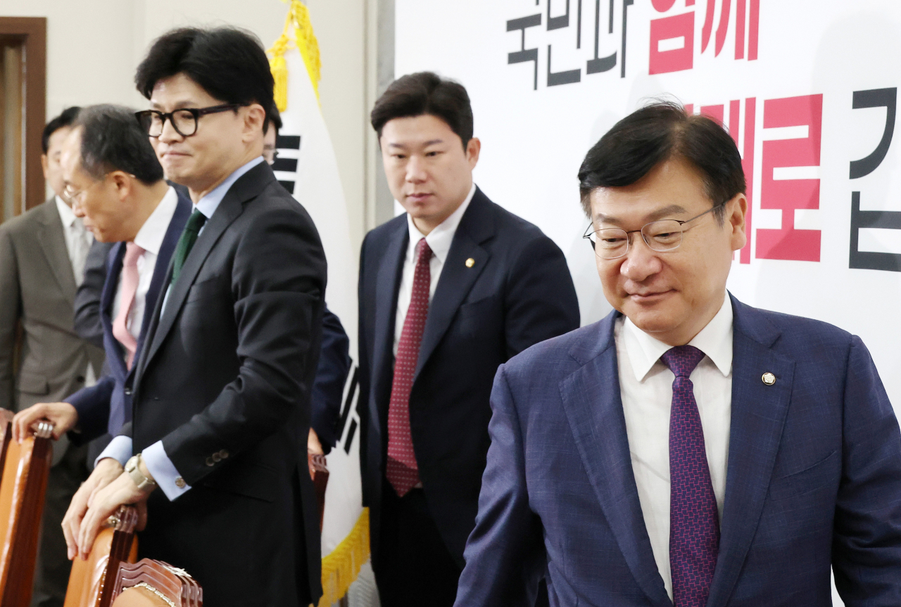 정점식 국민의힘 전 정책위의장(오른쪽)이 1일 오전 국회에서 열린 최고위원회의에 입장하고 있다. [연합]