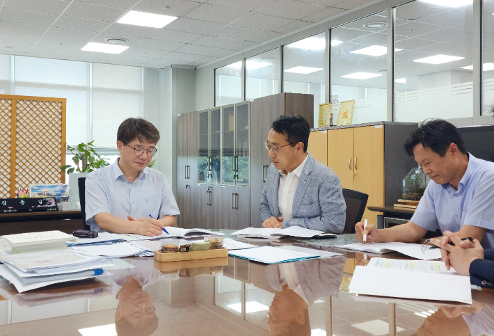 최만림 경남도 행정부지사(가운데)가 1일 김동일 기획재정부 예산실장을 만나 경남도의 역점사업에 대한 국비 지원을 요청하고 있다. [사진=경남도]