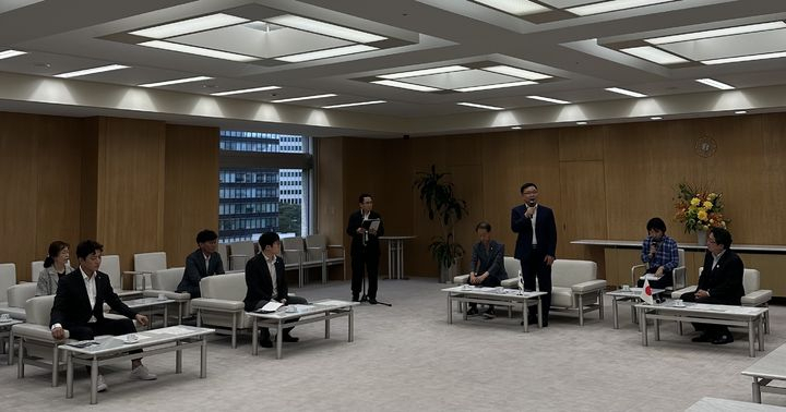 홍남표 경남 창원시장과 손태화 창원시의회 의장 등 방문단 일행이 일본 도쿄도 신청사를 방문해 도쿄도 부의장과 접견하고 있다. [사진=창원시]