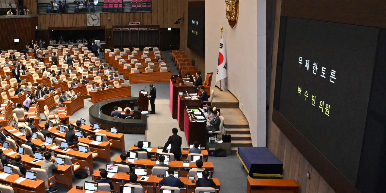 박수민 국민의힘 의원이 1일 오후 서울 여의도 국회에서 열린 제416회 국회(임시회) 제2차 본회의에서 야당이 단독 의결한 ‘전국민 25만원 지원법’(민생회복지원금 특별조치법)이 상정되자 반대하는 필리버스터를 시작하고 있다. 임세준 기자