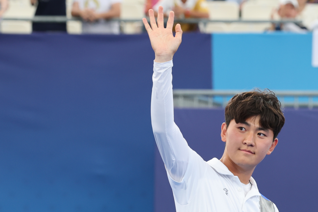 1일(현지시간) 프랑스 파리 레쟁발리드에서 열린 2024 파리올림픽 양궁 남자 개인전 남아프리카공화국의 비안 루와의 64강 경기에서 승리한 김제덕이 관중을 향해 인사하고 있다. [연합]