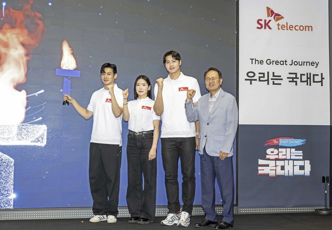한국 펜싱 대표팀 선수들이 지난 6월 29일 ‘Team SK’ 출정식에 참석해 결의를 다지는 모습. 왼쪽부터 구본길 선수, 송세라 선수, 오상욱 선수, 오경식 SKT 스포츠마케팅 담당(부사장). [SK텔레콤 제공]
