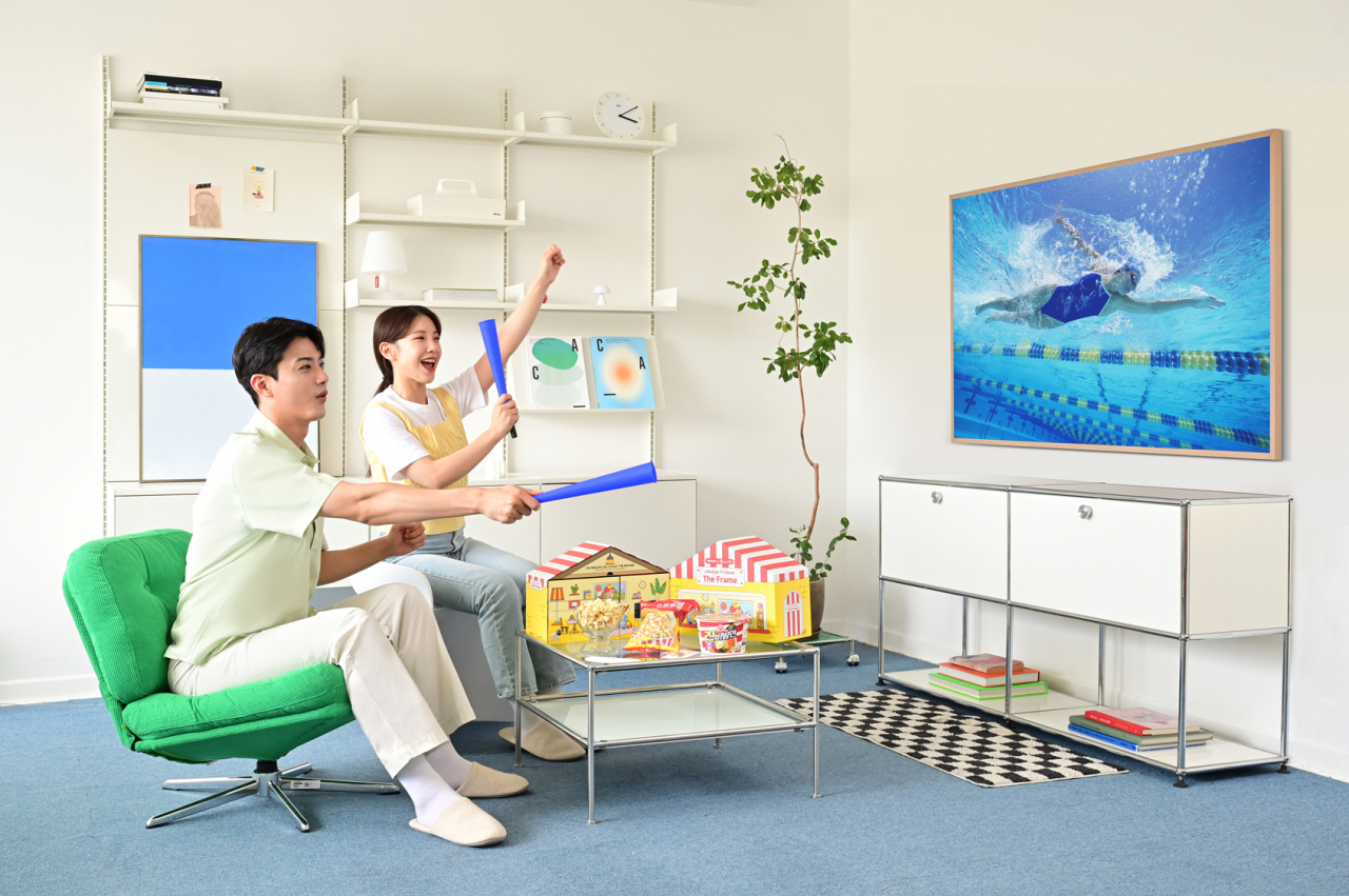 삼성전자 모델이 더 프레임으로 스포츠 경기를 시청하며 ‘삼성 라이프스타일 TV 하우스 with 옐로우즈’' 패키지를 즐기고 있다. [삼성전자 제공]