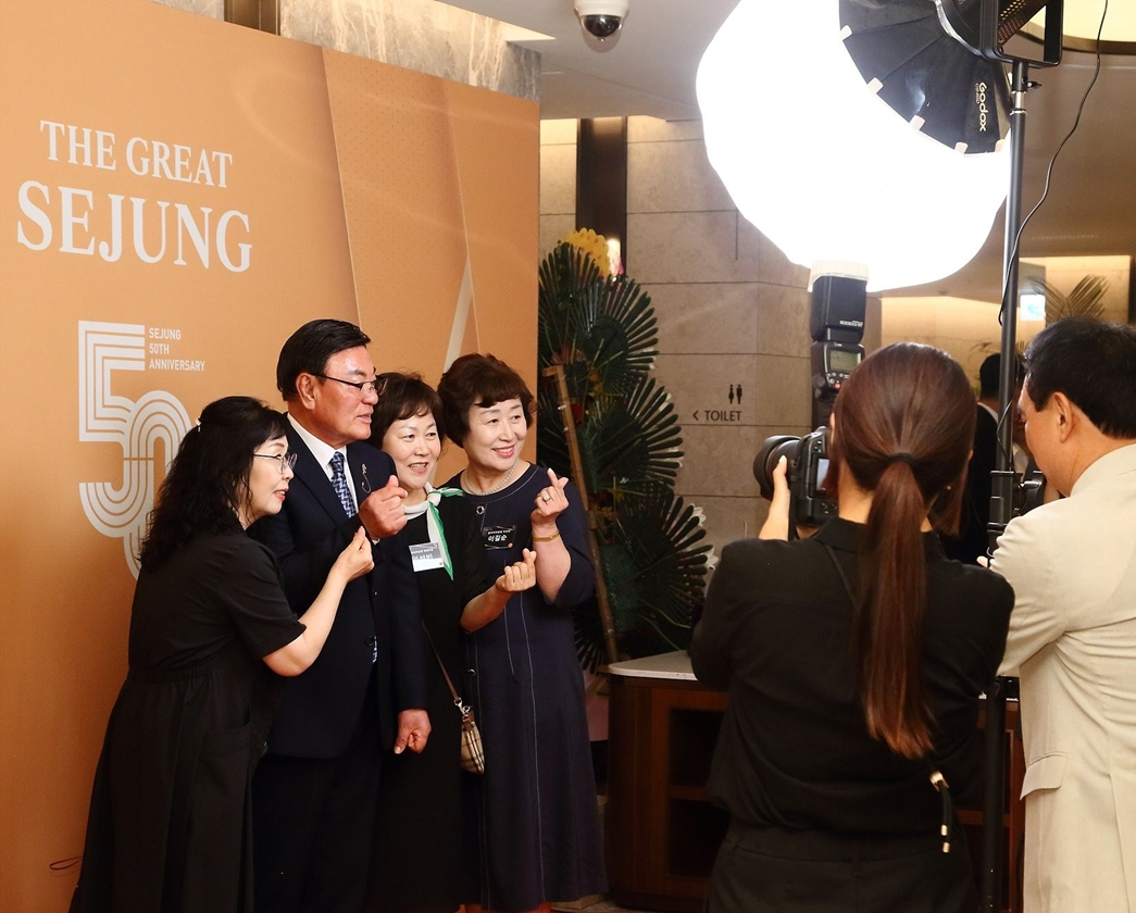 ‘세정그룹 창립 50주년 기념식’에서 박순호 세정 회장이 올리비아로렌 점주들과 기념 촬영을 하고 있다. [세정 제공]