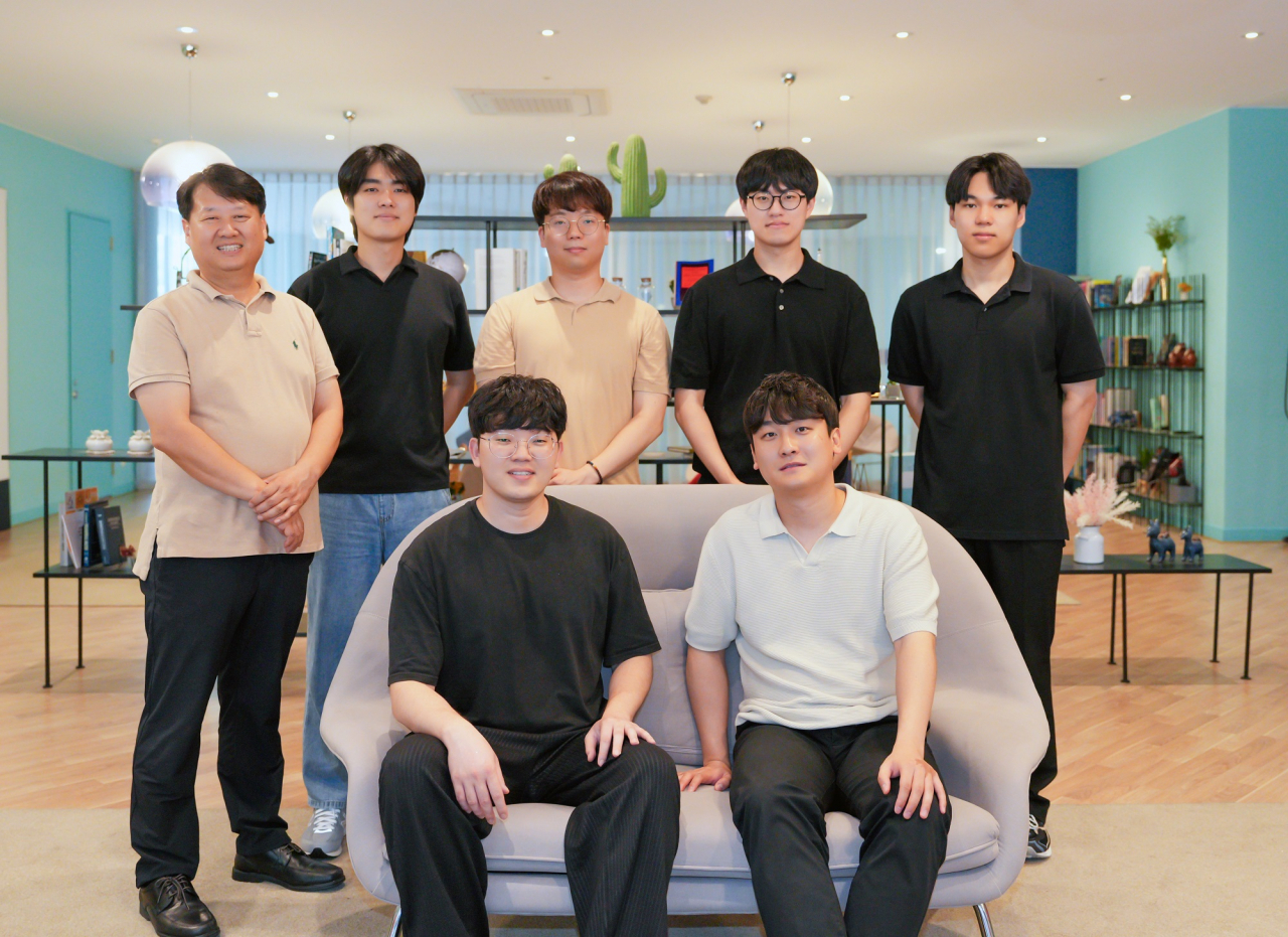 이번 연구를 수행한 UNIST 연구진. 김동석(윗줄 왼쪽부터 시계방향) 교수, 송지원 연구원, 신윤섭 박사.[UNIST 제공]