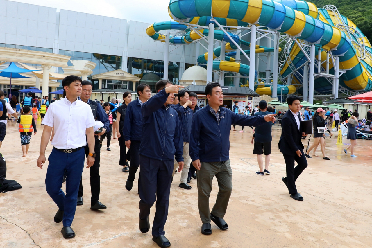 최철규 강원랜드 대표이사 직무대행이 하이원 워터월드 일대를 둘러보며 세심하게 안전 지휘를 하고 있다.