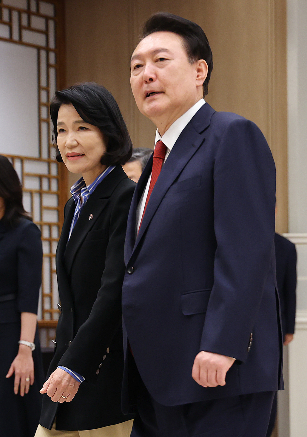 윤석열 대통령이 1일 서울 용산 대통령실 청사에서 이진숙 방송통신위원장에게 임명장을 수여한 뒤 함께 대화하며 환담장으로 향하고 있다. [연합]