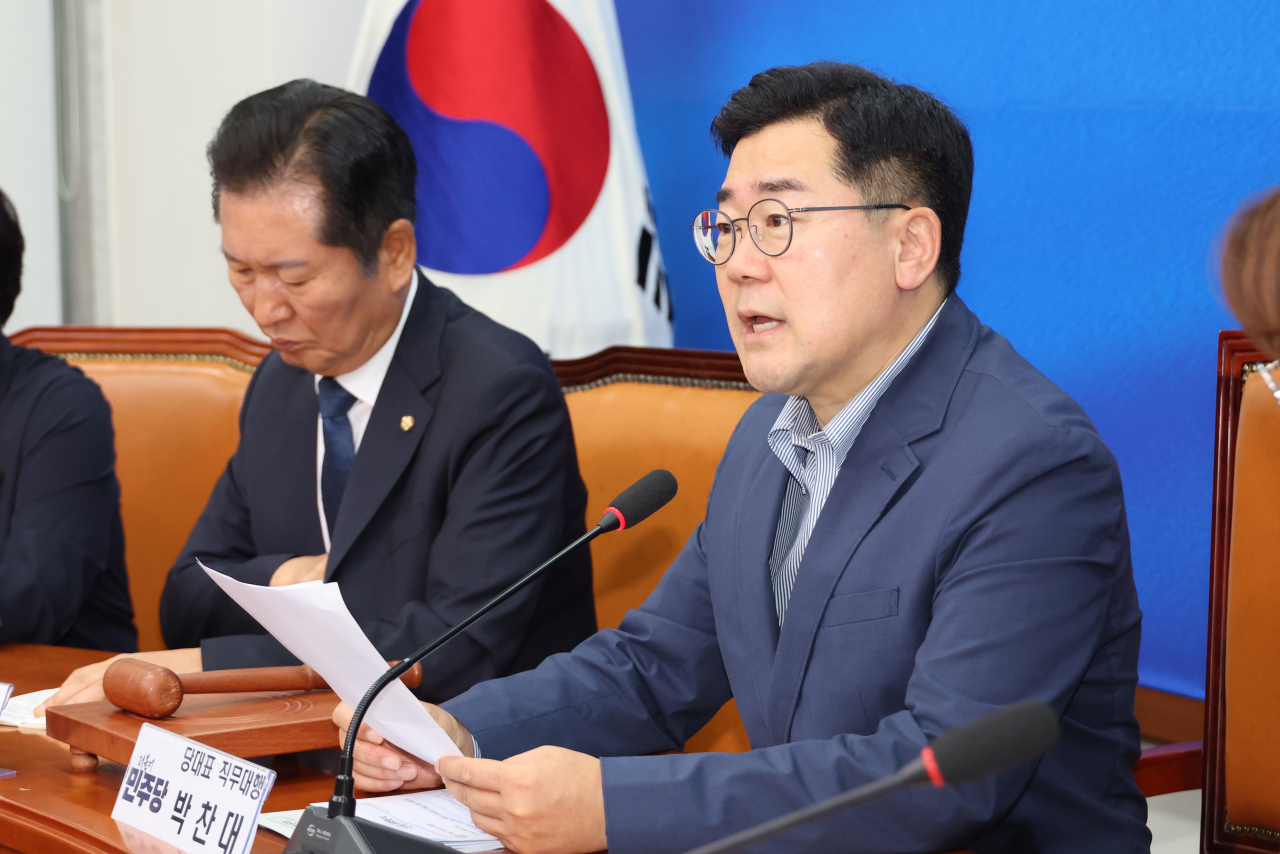 박찬대 더불어민주당 당대표 직무대행 겸 원내대표가 2일 오전 국회에서 열린 최고위원회의에서 발언하고 있다. [연합]