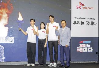 한국 펜싱 대표팀 선수들이 올해 6월 29일 ‘Team(팀) SK’ 출정식에 참석해 결의를 다지고 있다. 구본길(왼쪽부터)·송세라·오상욱과 오경식 SK텔레콤 스포츠마케팅담당(부사장) [SK텔레콤 제공]