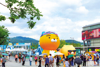 서울 종로구 광화문광장에 마련된 ‘라춘도 쬬비치’ [카카오 제공]