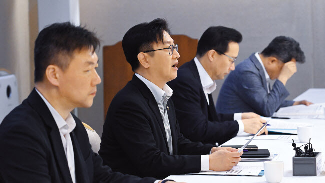 김범석(왼쪽 두번째) 기획재정부 1차관이 2일 오전 서울 종로구 정부서울청사에서 열린 물가관계차관회의에서 모두발언을 하고 있다. 임세준 기자