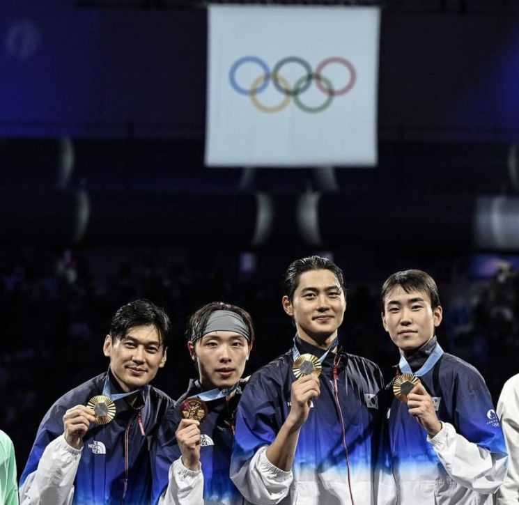 지난 1일(한국시간) 2024 파리올림픽 남자 펜싱 사브르 단체전에서 금메달을 획득한 남자 대표팀 선수들이 금메달을 들어보이고 있다. [사진=양산시]