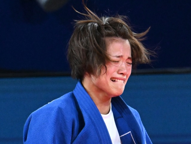 올림픽 2연패를 노리던 일본 유도 스타 아베 우타가 28일(현지시간) 프랑스 파리 샹드마르스 경기장에서 열린 2024 파리 올림픽 유도 여자 52㎏급 16강전에서 디요라 켈디요로바(우즈베키스탄)에게 패한 뒤 오열하고 있다. [연합]