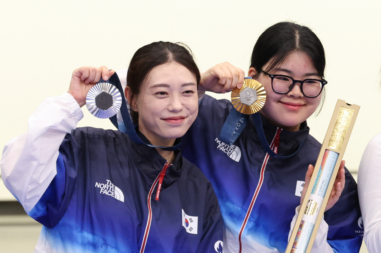 28일(현지시간) 프랑스 샤토루 CNTS 사격장에서 열린 2024파리올림픽 사격 여자 10m 공기권총 금메달 결정전에서 금메달·은메달을 획득한 오예진·김예지가 메달을 들고 기념촬영을 하고 있다. [파리=이상섭 기자]