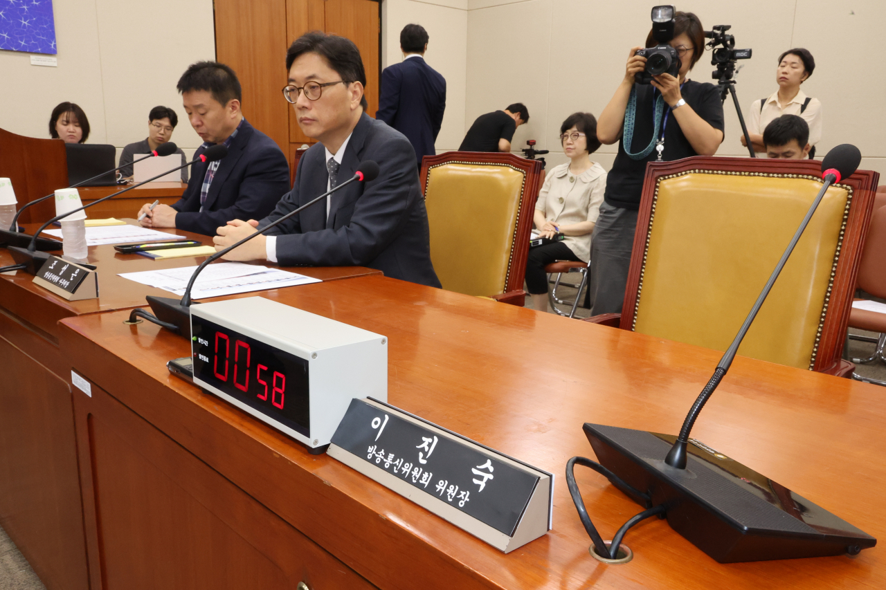 2일 오전 국회에서 열린 과학기술정보방송통신위원회 현안질의에 불출석 사유서를 제출한 이진숙 방송통신위원장의 자리가 비어 있다. [연합]