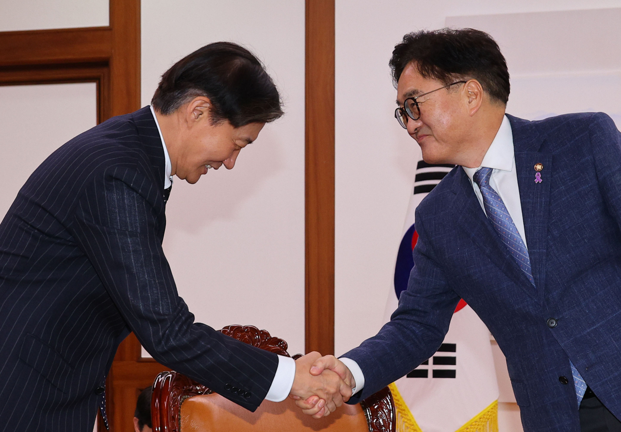 조국 조국혁신당 대표가 2일 국회에서 우원식 국회의장을 예방해 악수하고 있다. [연합]
