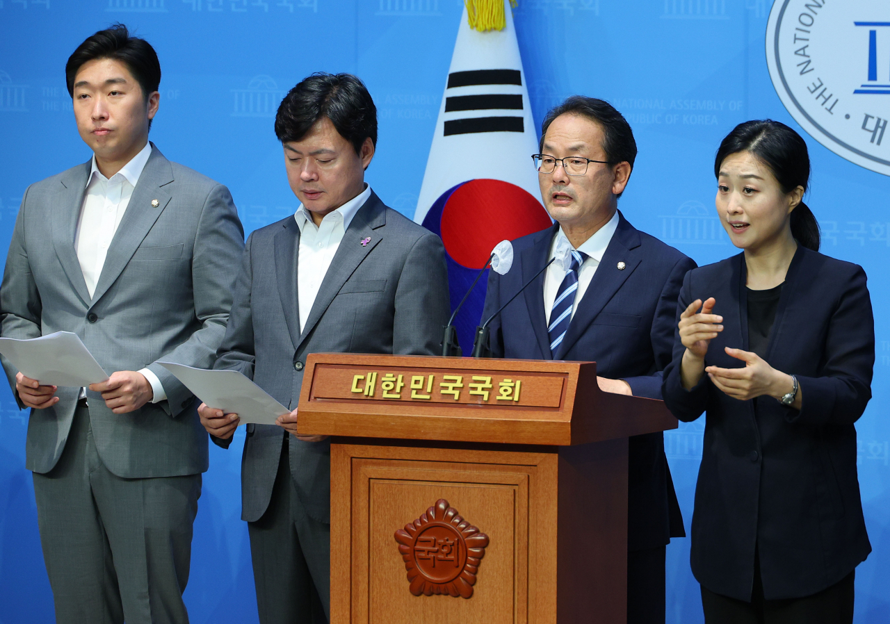 2일 오후 국회 소통관에서 국회 정무위 야당 의원들이 합동 기자회견을 열고 티몬·위메프 사태와 관련해 정부 대책을 촉구하고 있다.[연합]
