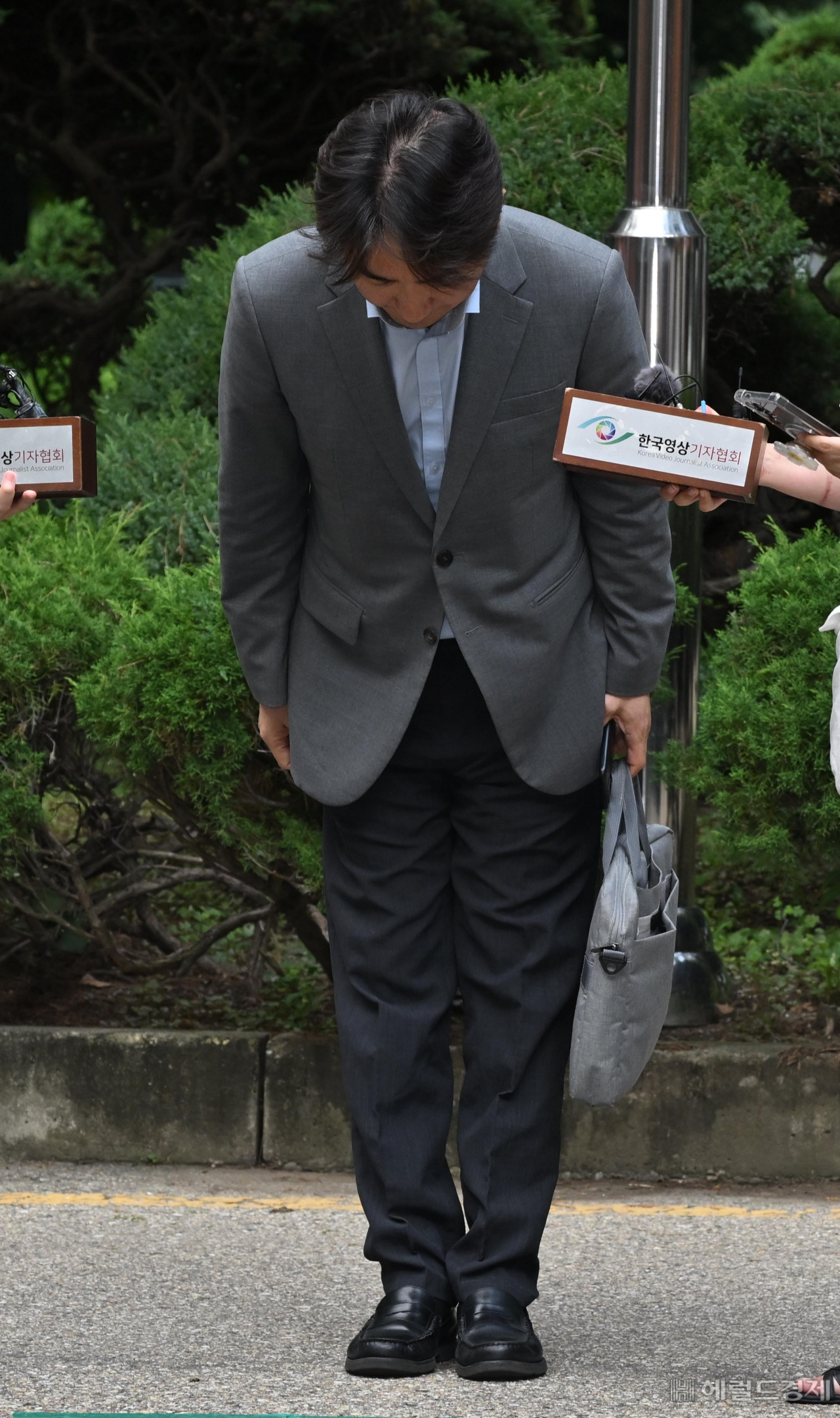 류화현 위메프 대표가 2일 오후 서울 서초구 서울회생법원에서 열린 기업회생 심문기일에 출석하며 취재진을 향해 고개를 숙이고 있다. 임세준 기자
