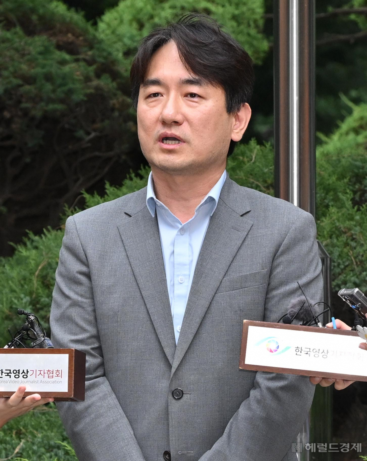 류화현 위메프 대표가 2일 오후 서울 서초구 서울회생법원에서 열린 기업회생 심문기일에 출석하며 취재진의 질문에 답변하고 있다. 임세준 기자