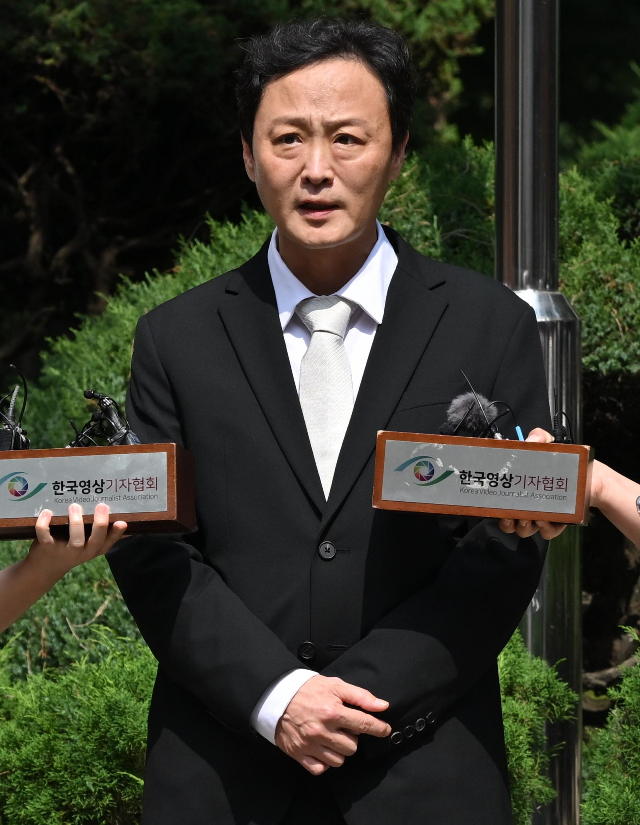 류광진 티몬 대표가 2일 오후 서울 서초구 서울회생법원에서 열린 기업회생 심문기일에 출석하며 취재진의 질문에 답변하고 있다. 대규모 판매 대금 지연 사태를 빚은 티몬과 위메프 두 회사는 지난 29일 법원에 기업회생을 신청했다. 임세준 기자