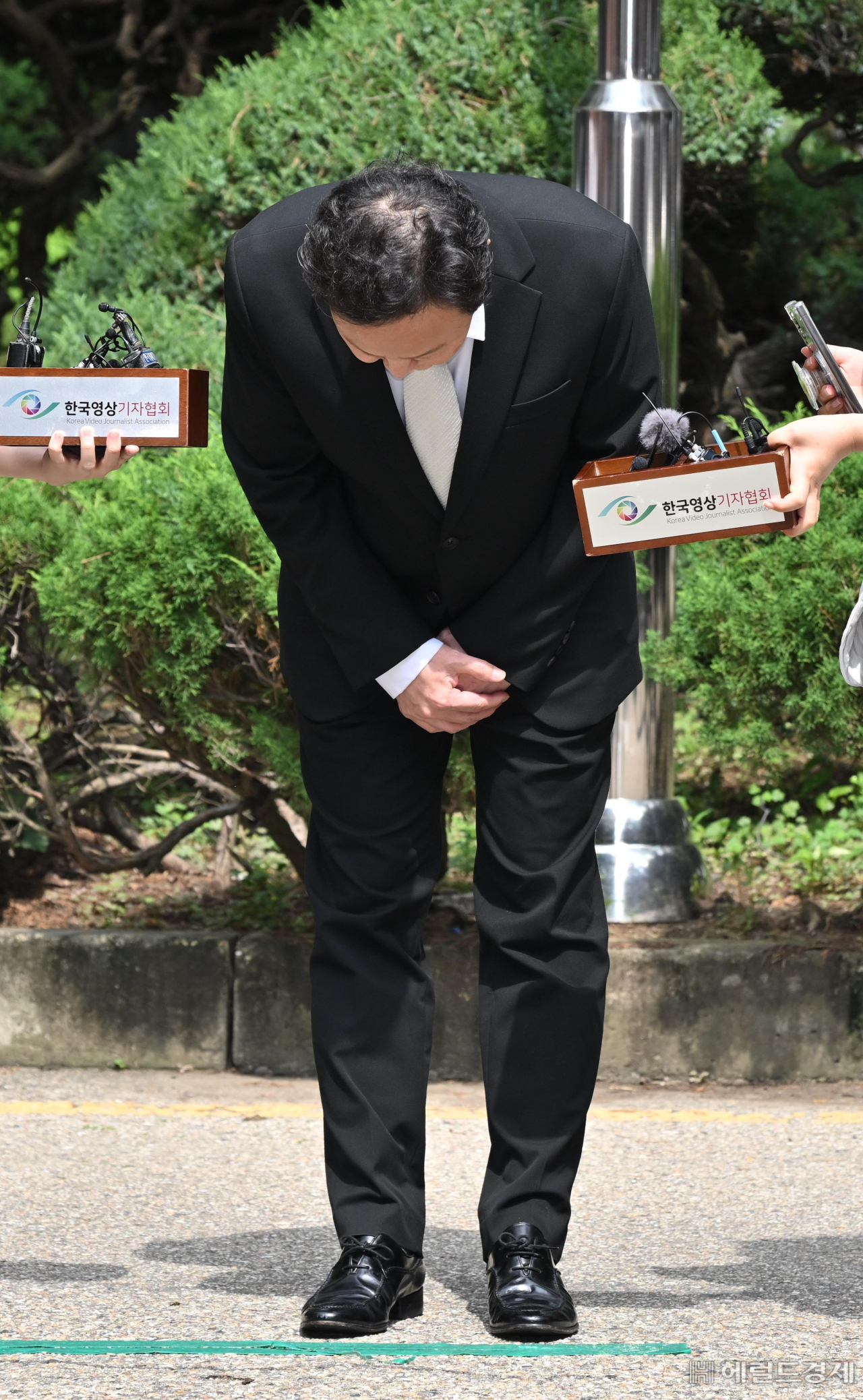 류광진 티몬 대표가 2일 오후 서울 서초구 서울회생법원에서 열린 기업회생 심문기일에 출석하며 취재진을 향해 고개를 숙이고 있다. 임세준 기자
