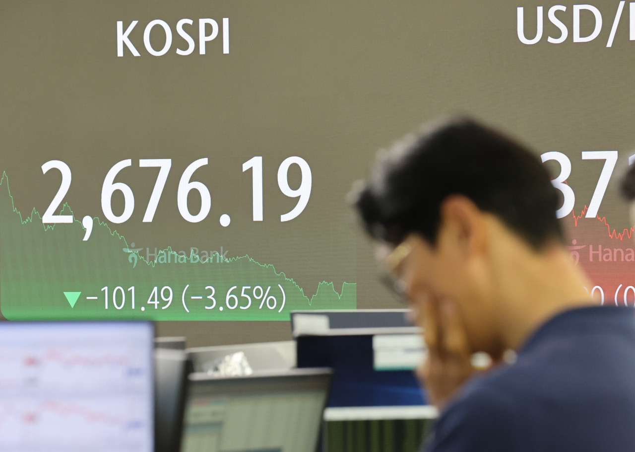 2일 오후 서울 중구 하나은행 딜링룸에서 직원들이 업무를 보고 있다. 이날 코스피는 전 거래일보다 101.49포인트(3.65%) 하락한 2676.19로 마감했다. 연합뉴스
