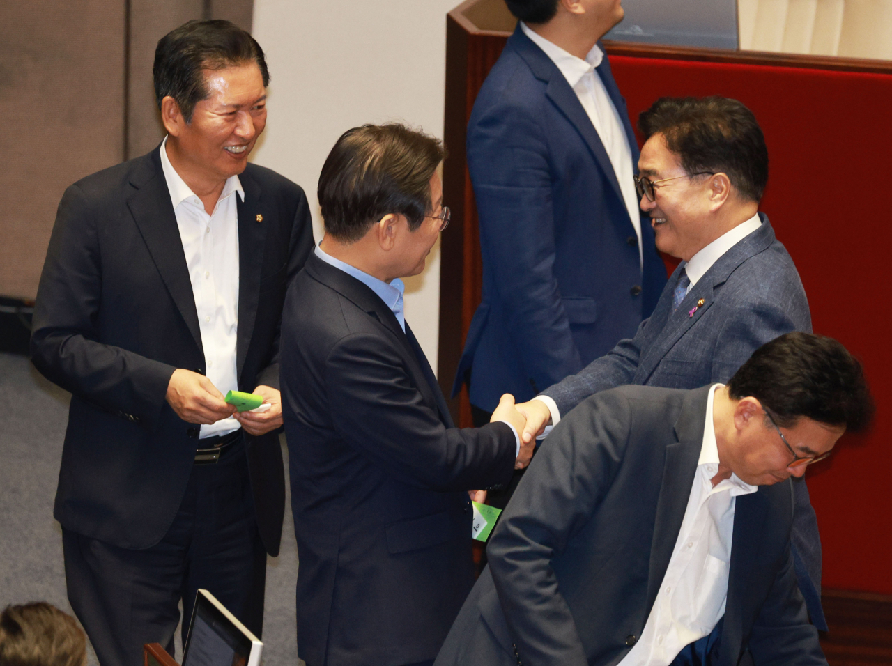이재명 더불어민주당 전 대표가 2일 오후 국회 본회의에서 방송통신위원회 위원장(이진숙) 탄핵소추안 투표를 마친 뒤 우원식 국회의장과 악수하고 있다. [연합]