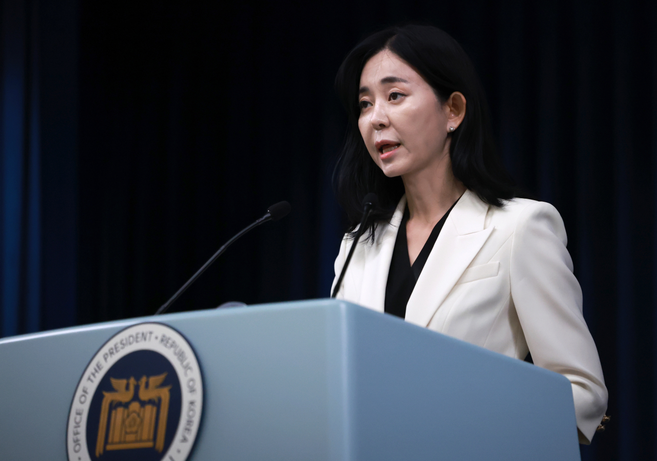 정혜전 대통령실 대변인이 2일 서울 용산 대통령실 청사에서 열린 현안 브리핑에 참석해 국회 본회의에서 이진숙 방송통신위원장에 대한 탄핵안이 의결된 것과 관련해 브리핑을 하고 있다. [연합]