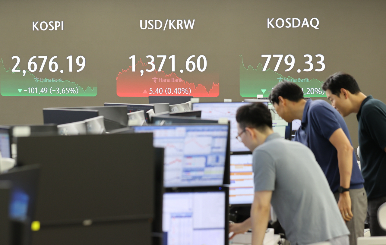 2일 오후 서울 중구 하나은행 딜링룸에서 직원들이 업무를 보고 있다. 이날 코스피는 전 거래일보다 101.49포인트(3.65%) 하락한 2676.19로 마감했다. [연합]