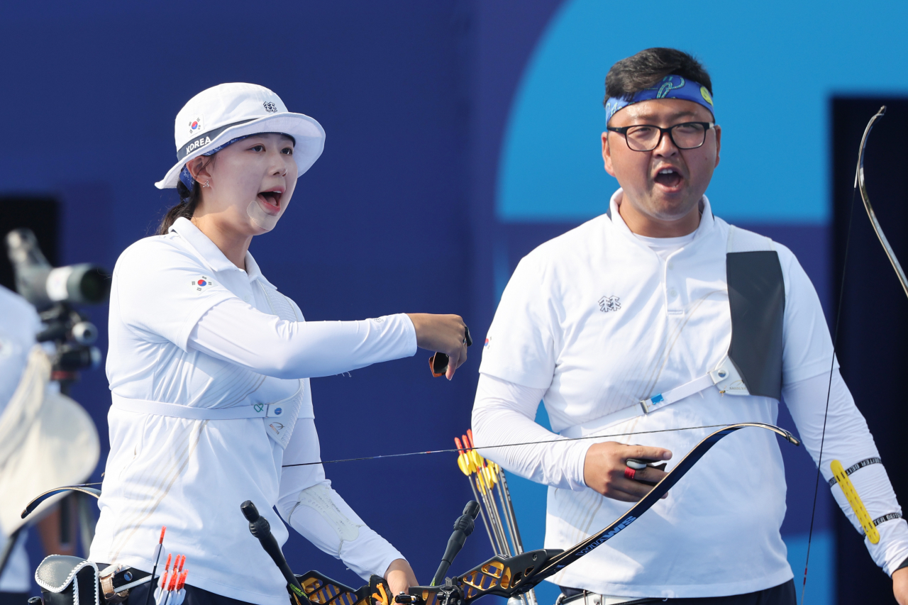2일(현지시간) 프랑스 파리 레쟁발리드에서 열린 2024 파리 올림픽 양궁 혼성 단체전 대만과의 16강 슛오프를 시작하기 앞서 한국 김우진과 임시현이 파이팅을 외치고 있다. [연합]
