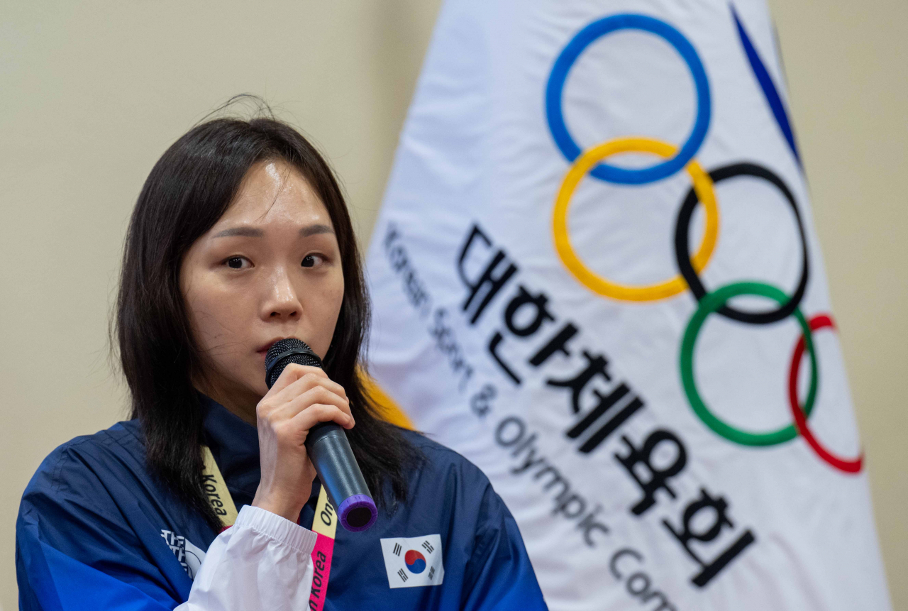 2024 파리 올림픽 수영 국가대표 김서영이 지난달 21일(현지시간) 오전 프랑스 퐁텐블로 프랑스국가방위스포츠센터(CNSD)에 마련된 대한민국 선수단의 사전 캠프 ‘팀코리아 파리 플랫폼’에서 열린 선수단 인터뷰에서 대회에 임하는 각오를 밝히고 있다. 2024.7.21 퐁텐블로(프랑스)=이상섭 기자