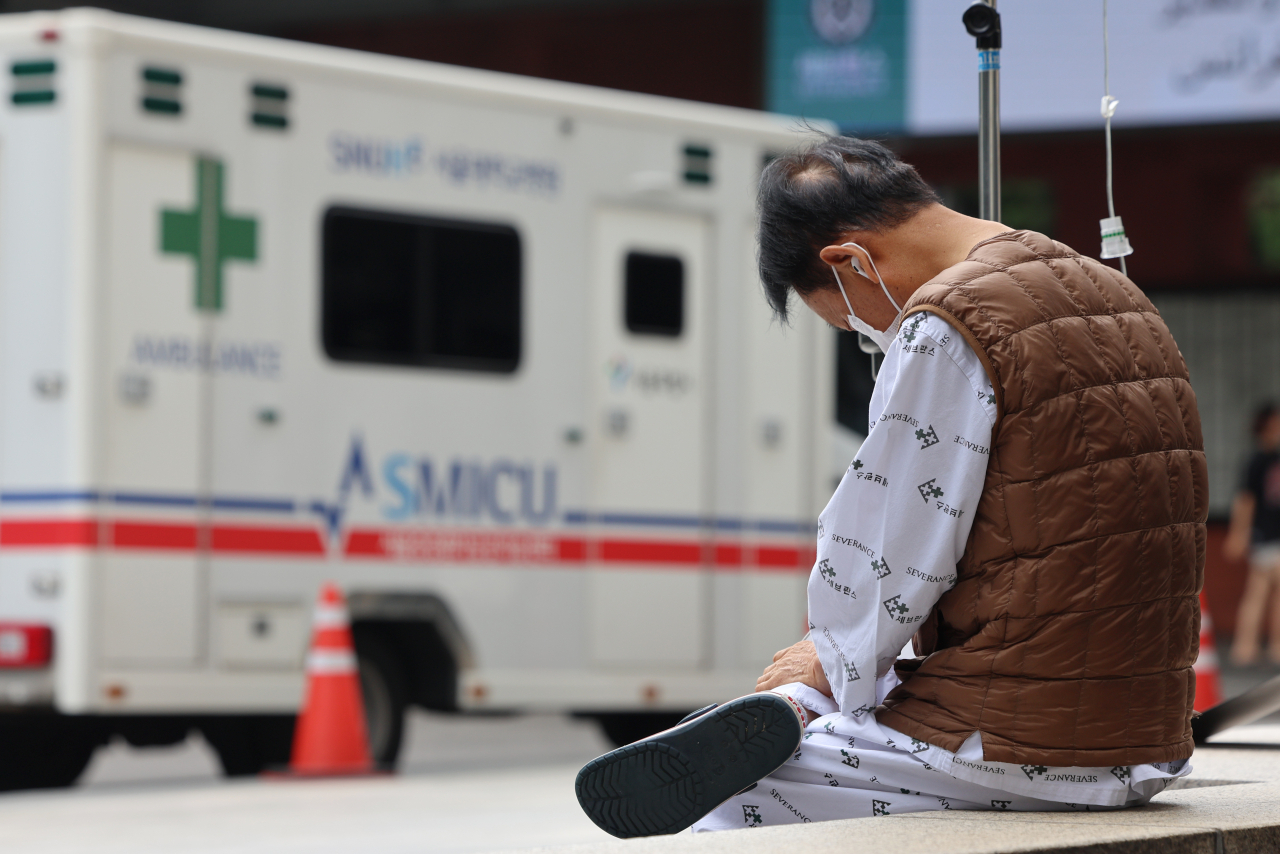 2일 오전 서울 시내 한 대학병원에서 환자가 휴식하고 있다. [연합]