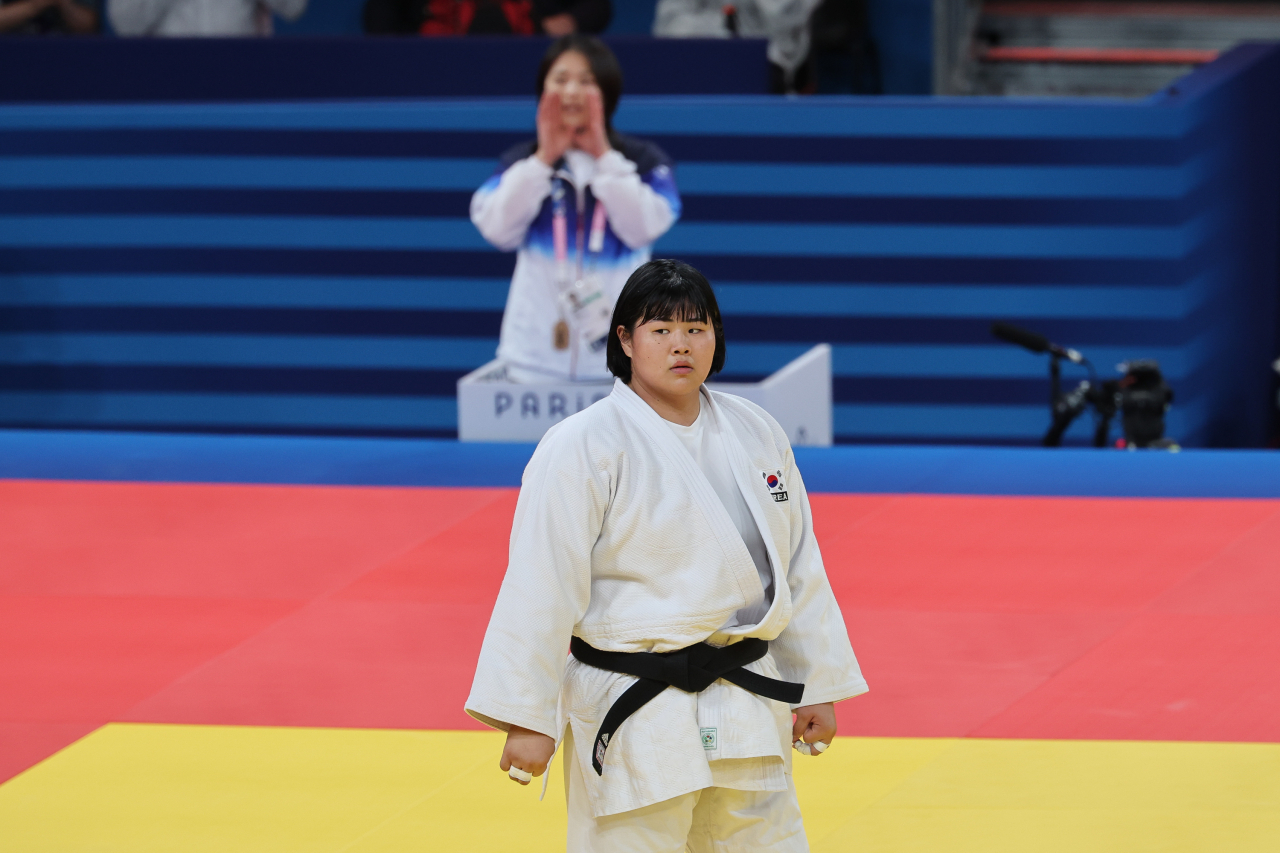 2024 파리 올림픽 유도 여자 +78㎏급에 출전한 김하윤이 2일(현지시간) 프랑스 파리 아레나 샹 드 마르스에서 브라질 비에트리츠 소우즈와 8강전에서 안아돌리기로 절반패를 당한 뒤 김미정 감독과 전광판의 리플레이 화면을 보며 아쉬워하고 있다. 2024.8.2. 파리=이상섭 기자