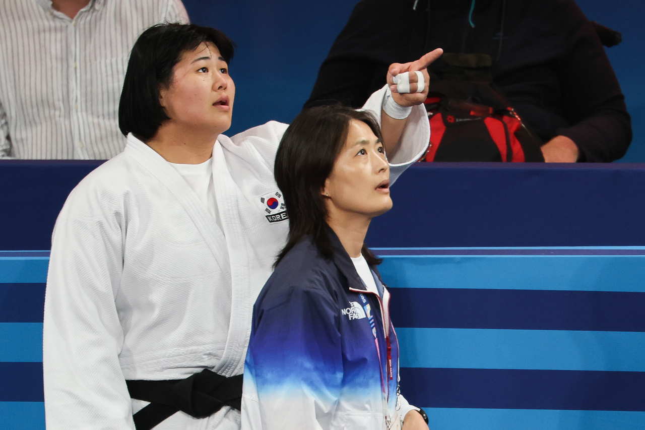 2024 파리 올림픽 유도 여자 +78㎏급에 출전한 김하윤이 2일(현지시간) 프랑스 파리 아레나 샹 드 마르스에서 브라질 비에트리츠 소우즈와 8강전에서 안아돌리기로 절반패를 당한 뒤 김미정 감독과 전광판의 리플레이 화면을 보며 아쉬워하고 있다. 2024.8.2. 파리=이상섭 기자