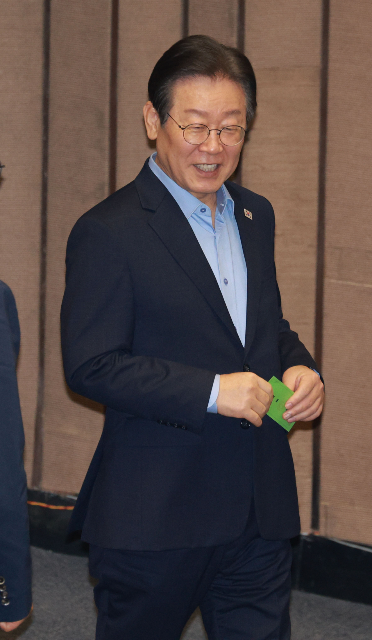 더불어민주당 이재명 전 대표가 2일 오후 국회 본회의에서 방송통신위원회 위원장(이진숙) 탄핵소추안 투표를 하고 있다. [연합]