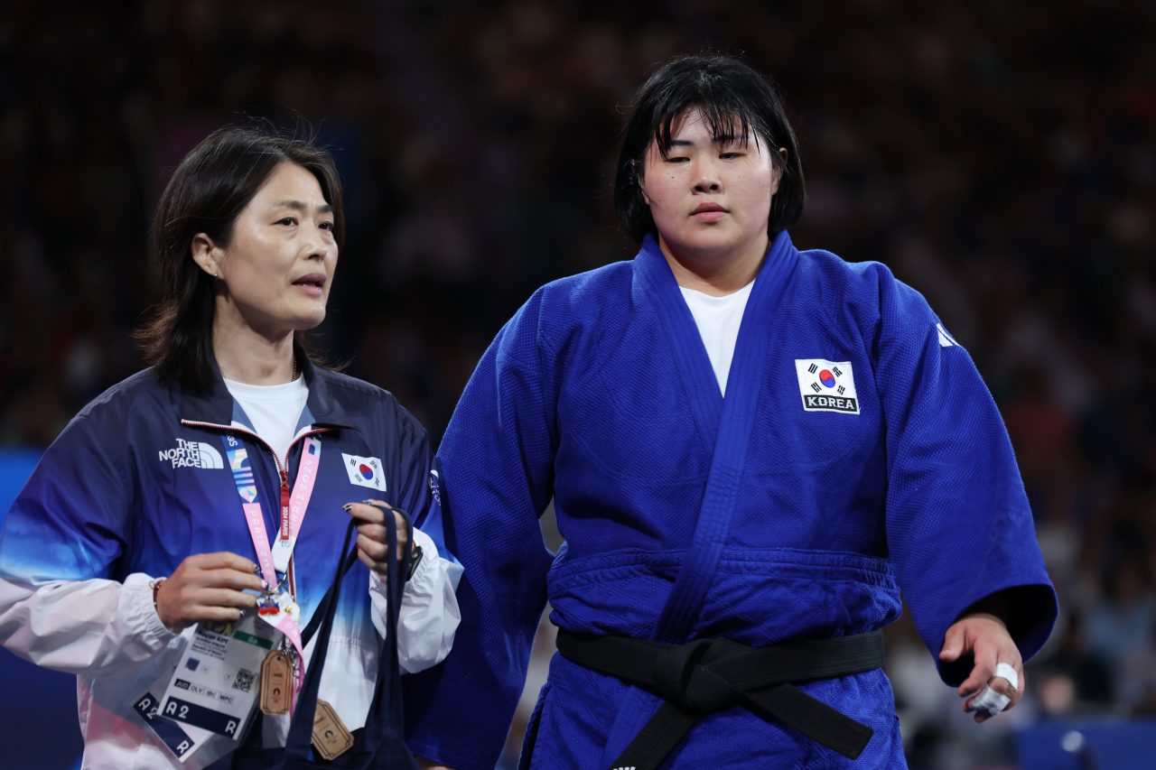 2일(현지시간) 프랑스 파리 아레나 샹드마르스에서 열린 2024 파리올림픽 유도 여자 78kg 이상급 패자부활전에서 보스니아 헤리체고비나 라리사 체리치를 꺾으며 동메달 결정전에 진출한 김하윤이 김미정 감독과 함께 경기장을 빠져나가고 있다. [연합]